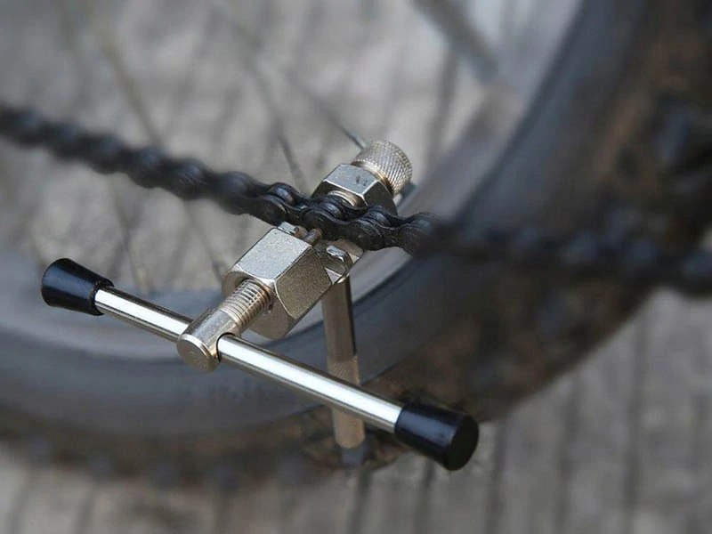 Nitovač na reťaz bicyklov