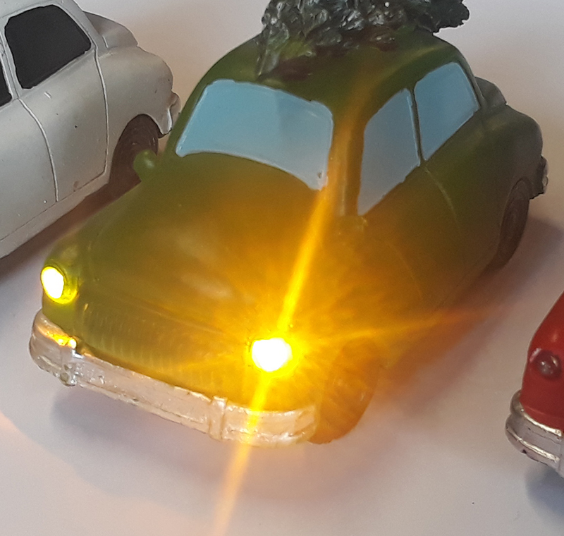 Autíčko mini so stromčekom LED