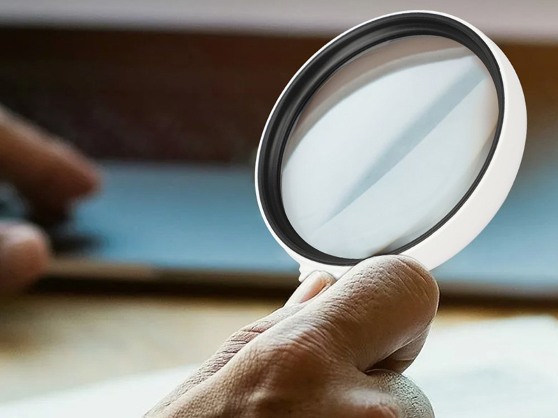 Lupa s vymeniteľnými šošovkami a podsvietením