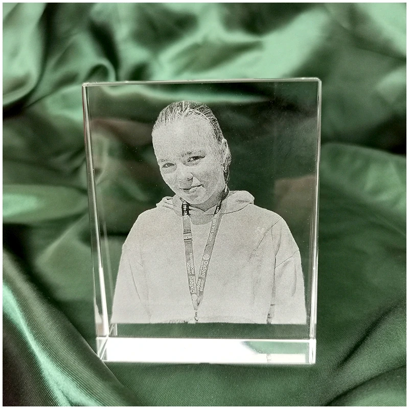 Sklenená kryštálová plaketa s gravírovaním vlastnej fotografie 8x10cm
