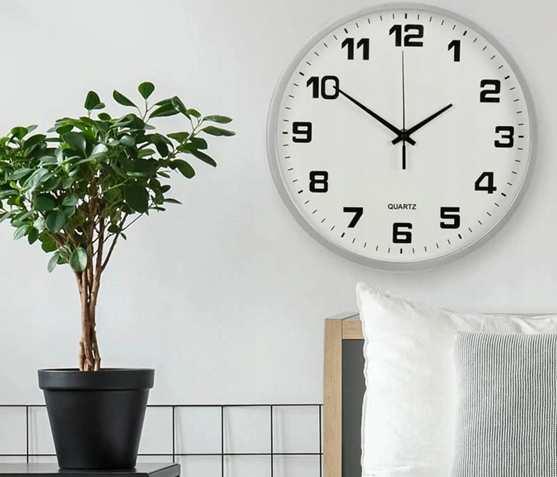 Nástenné hodiny s tichým chodom 30cm strieborné