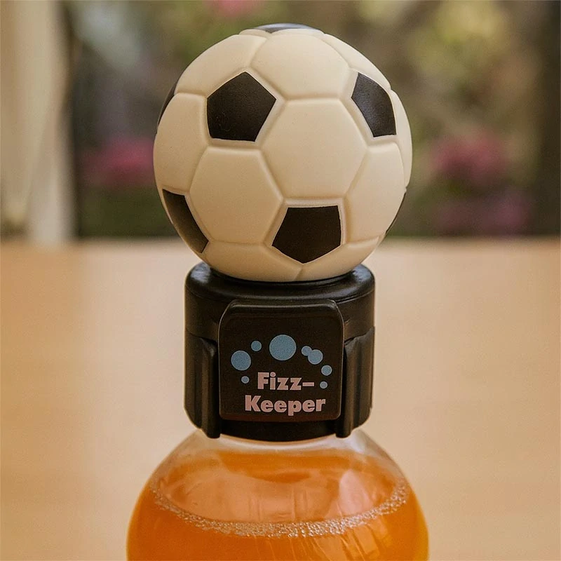 Fizz Keeper - Uzáver na fľaše s pumpičkou v tvare futbalovej lopty