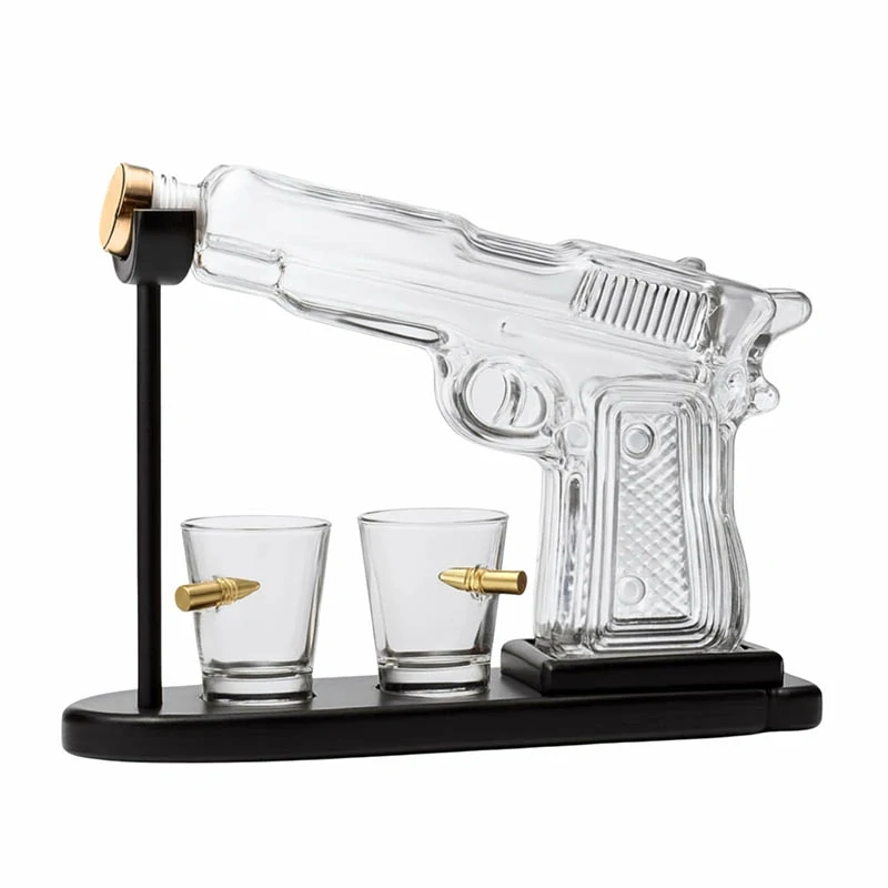 Karafa na whisky v tvare pištole s 2 pohárikmi
