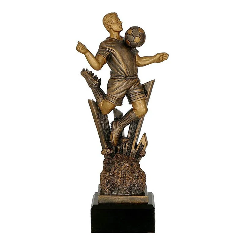 Trofej pre futbalistu – dynamická postava s loptou 23 cm