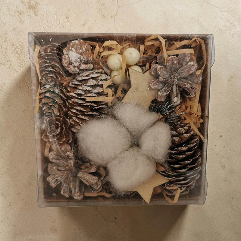 Vianočná prírodná dekorácia so šiškami, bavlnou a drevenou hviezdou 15 × 15 cm