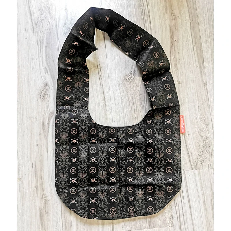 Čierna taška na rameno so vzorom 50 × 80 cm