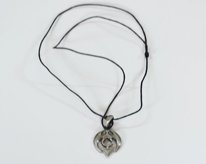 Prívesok na koženej šnúrke Symbol IV.