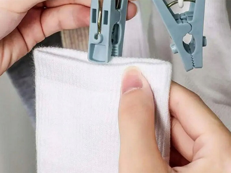 Sušiak ponožiek a spodnej bielizne so štipcami modrý