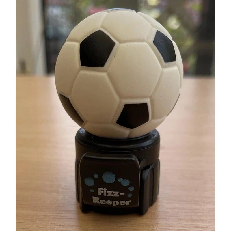 Fizz Keeper - Uzáver na fľaše s pumpičkou v tvare futbalovej lopty