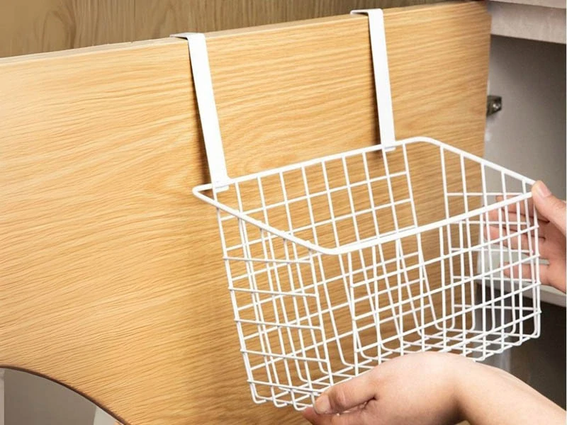 Kovový závesný košík na dvierka kuchynskej skrinky biely