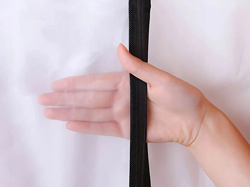 Ochranný obal na oblek a odev 60 × 100 cm so zipsom