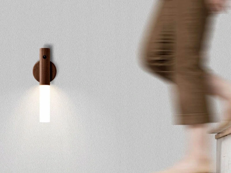 LED nástenná lampička so senzorom pohybu a magnetom tmavohnedá