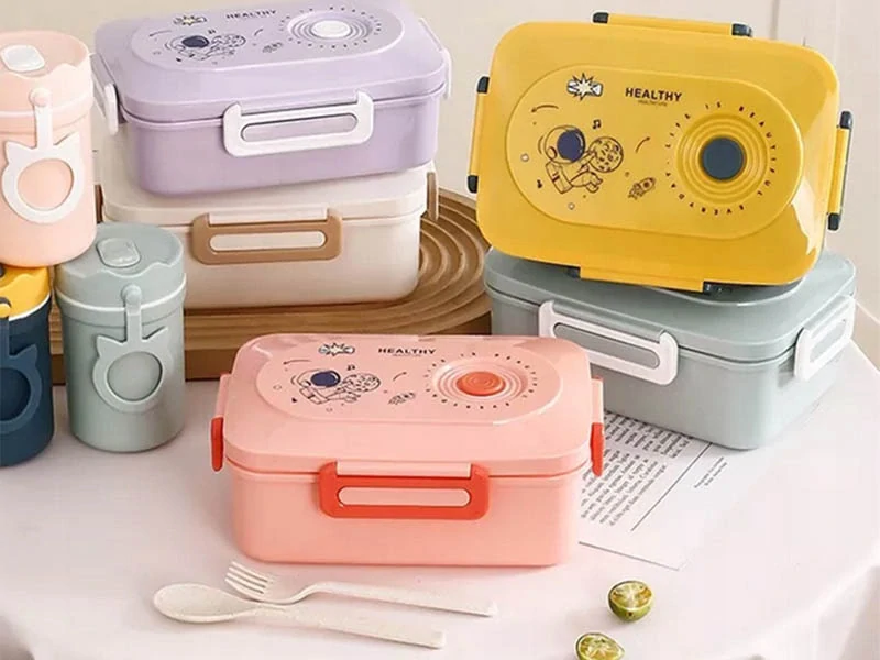 Lunch box s priehradkami a príborom na desiatu aj obed zelený
