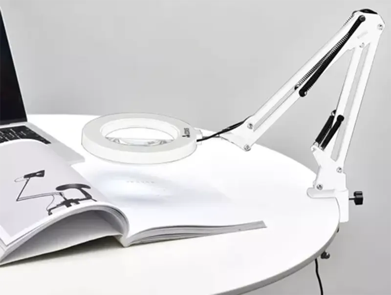 Stolná lupa s LED lampou a flexibilným ramenom biela