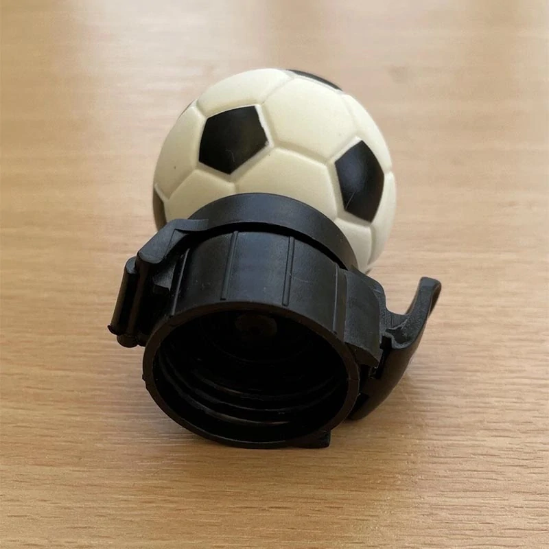 Fizz Keeper - Uzáver na fľaše s pumpičkou v tvare futbalovej lopty