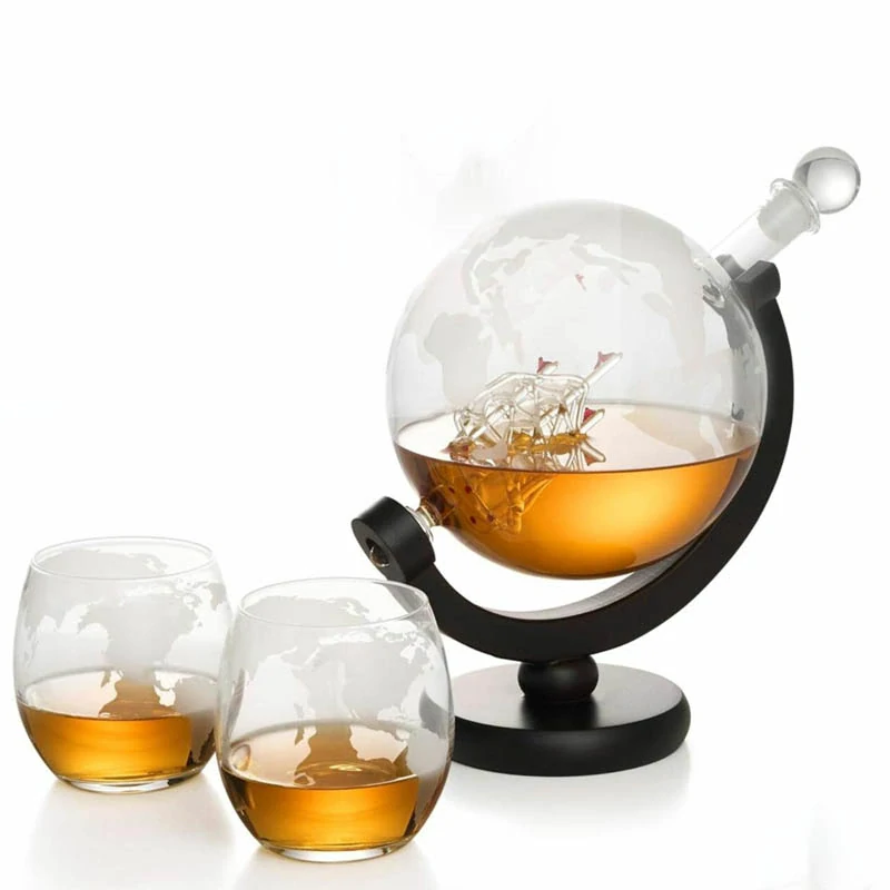 Karafa na whisky 1L v tvare glóbusu s dvoma pohármi