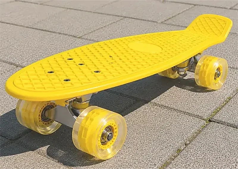 Detský skateboard Fishboard 56 cm so svietiacimi LED kolieskami
