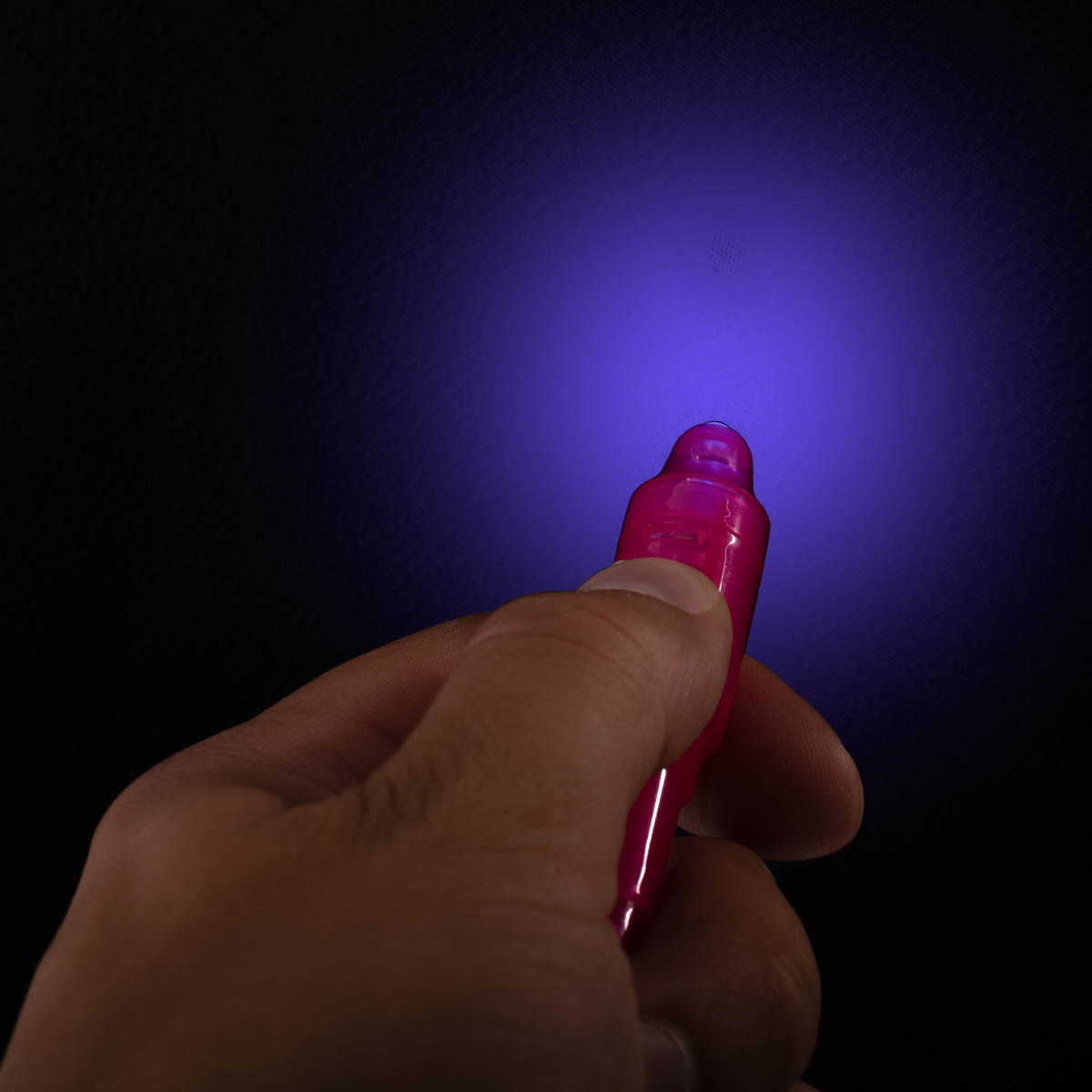 UV LED pero s neviditeľným atramentom ružové
