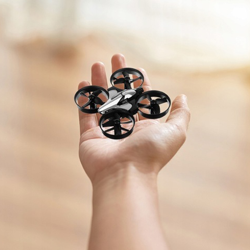 Mini dron s akrobaciou