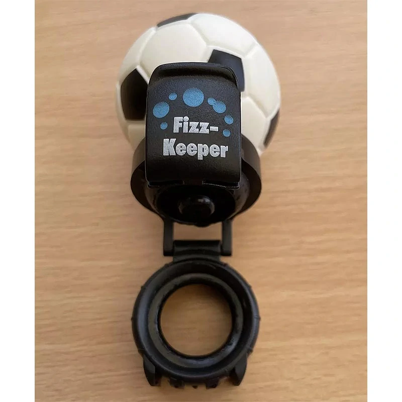 Fizz Keeper - Uzáver na fľaše s pumpičkou v tvare futbalovej lopty