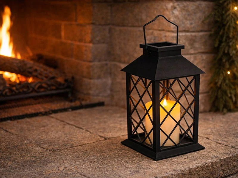 Dekoratívny solárny LED lampáš s elektrickou sviečkou čierny