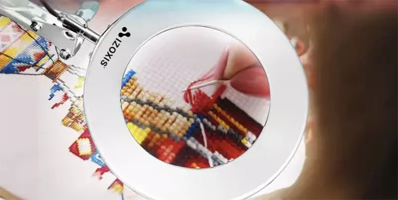 Stolná lupa s LED lampou a flexibilným ramenom biela
