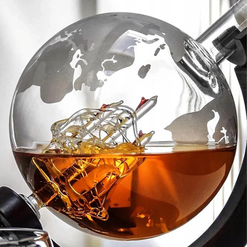 Karafa na whisky 1L v tvare glóbusu s dvoma pohármi