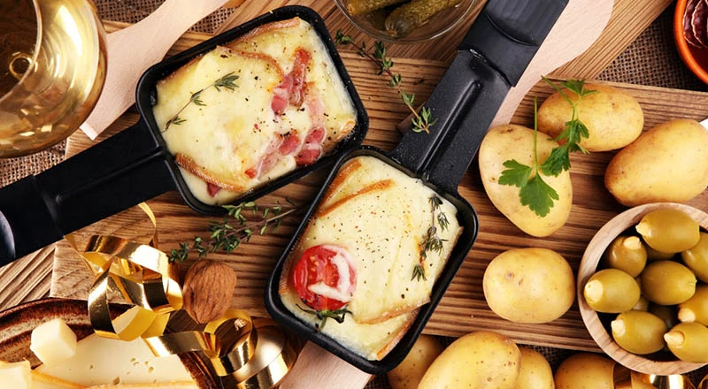 Raclette gril pre 8 osôb s panvičkami – stolné grilovanie a zapekanie