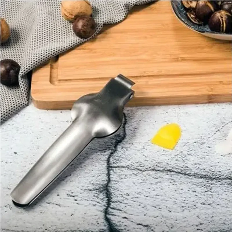 Kovový luskáčik na orechy a rezanie gaštanov