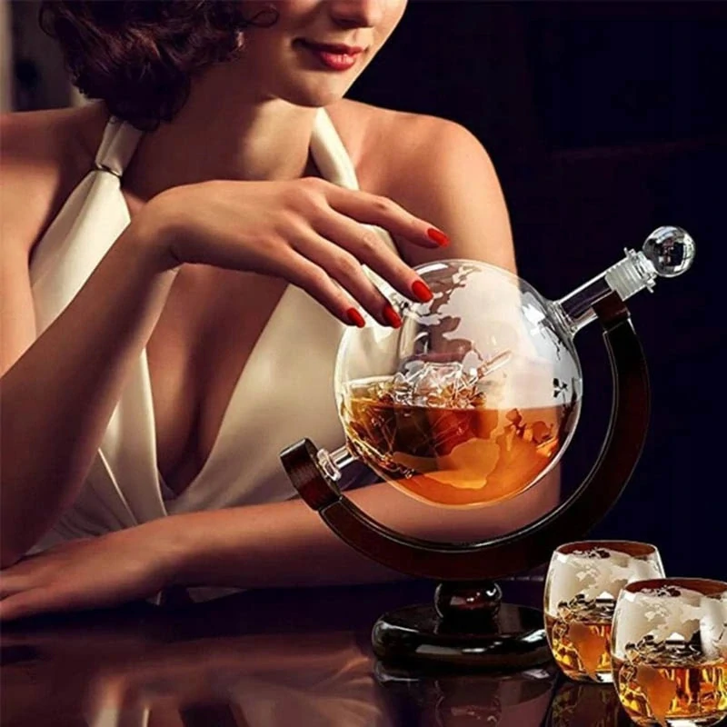Karafa na whisky 1L v tvare glóbusu s dvoma pohármi