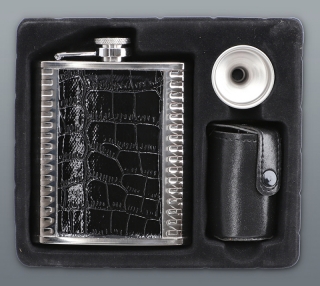 Ploskačka Leather čierna 210ml s pohárikmi a lievikom 4208
