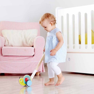 Hape Toys Slimák na tlačenie