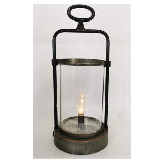 Lampa na chatu vhodná aj na zavesenie
