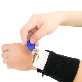 Športový náramok na zápästie s vreckom na zips