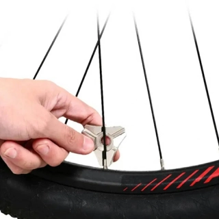 Trojuholníkový kľúč na centrovanie kolies