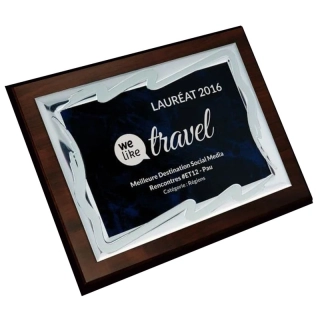 Kovová plaketa modrá na drevenej MDF podložke s gravírovaním 20x15cm