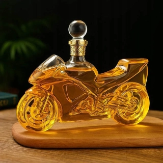 Karafa na whisky v tvare motorky 