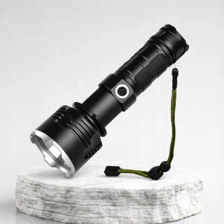 Výkonná LED baterka P90 s nabíjaním cez USB a funkciou zoom