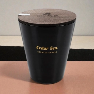 Vonná sviečka Cedar Sea s éterickými olejmi a dreveným viečkom