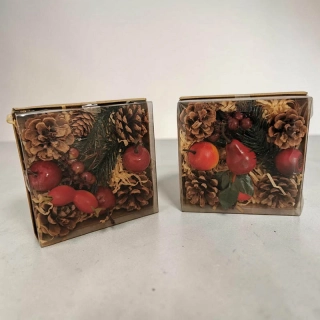 Vianočná prírodná dekorácia s šiškami a červenými plodmi 15 × 15 cm