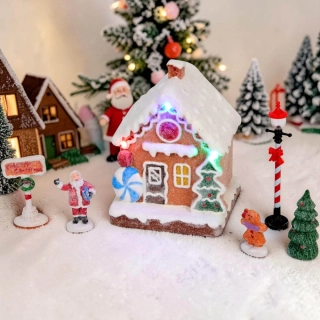 Vianočná LED dekorácia – perníková chalúpka so Santa Clausom