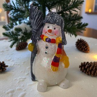 Sviečka vianočná – snehuliak s metlou a šálom: 10 cm